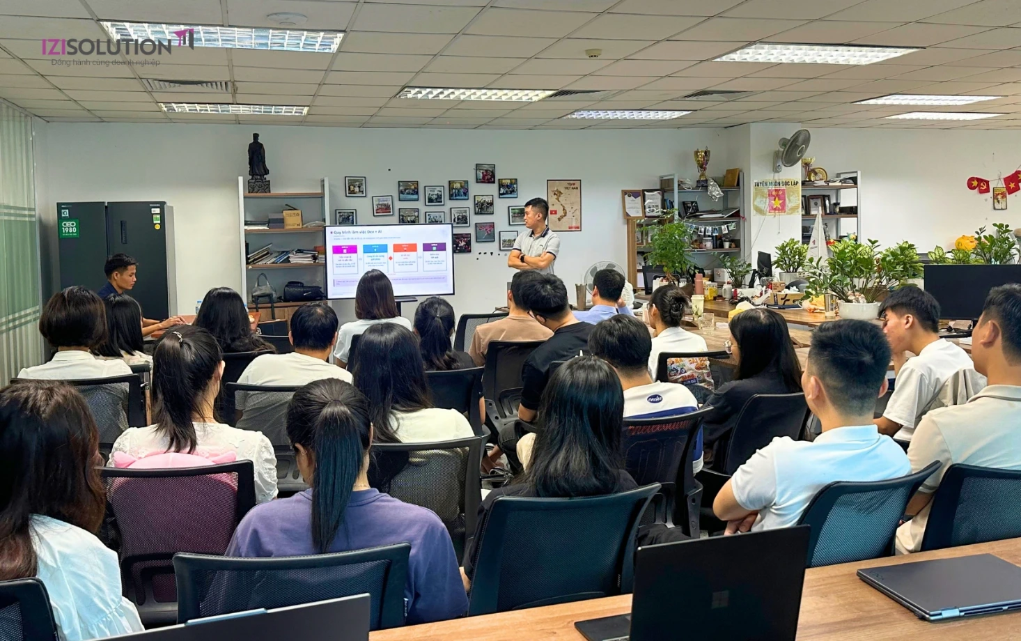 Nhân viên IZISolution chia sẻ cách ứng dụng AI trong công việc hằng ngày