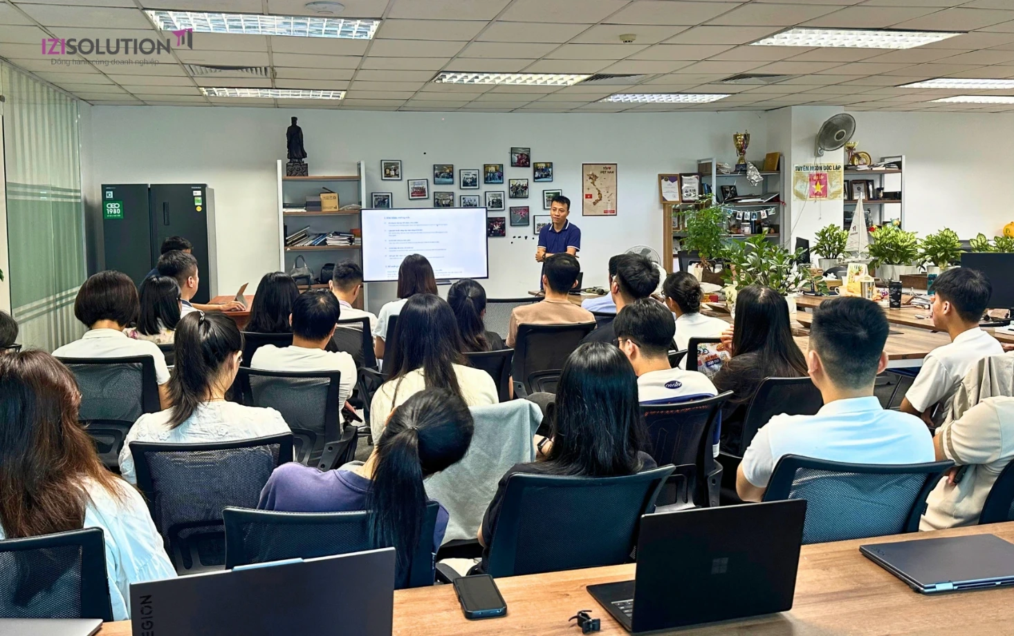Tập thể IZISolution tại buổi Open Talk về tối ưu hiệu suất công việc bằng AI