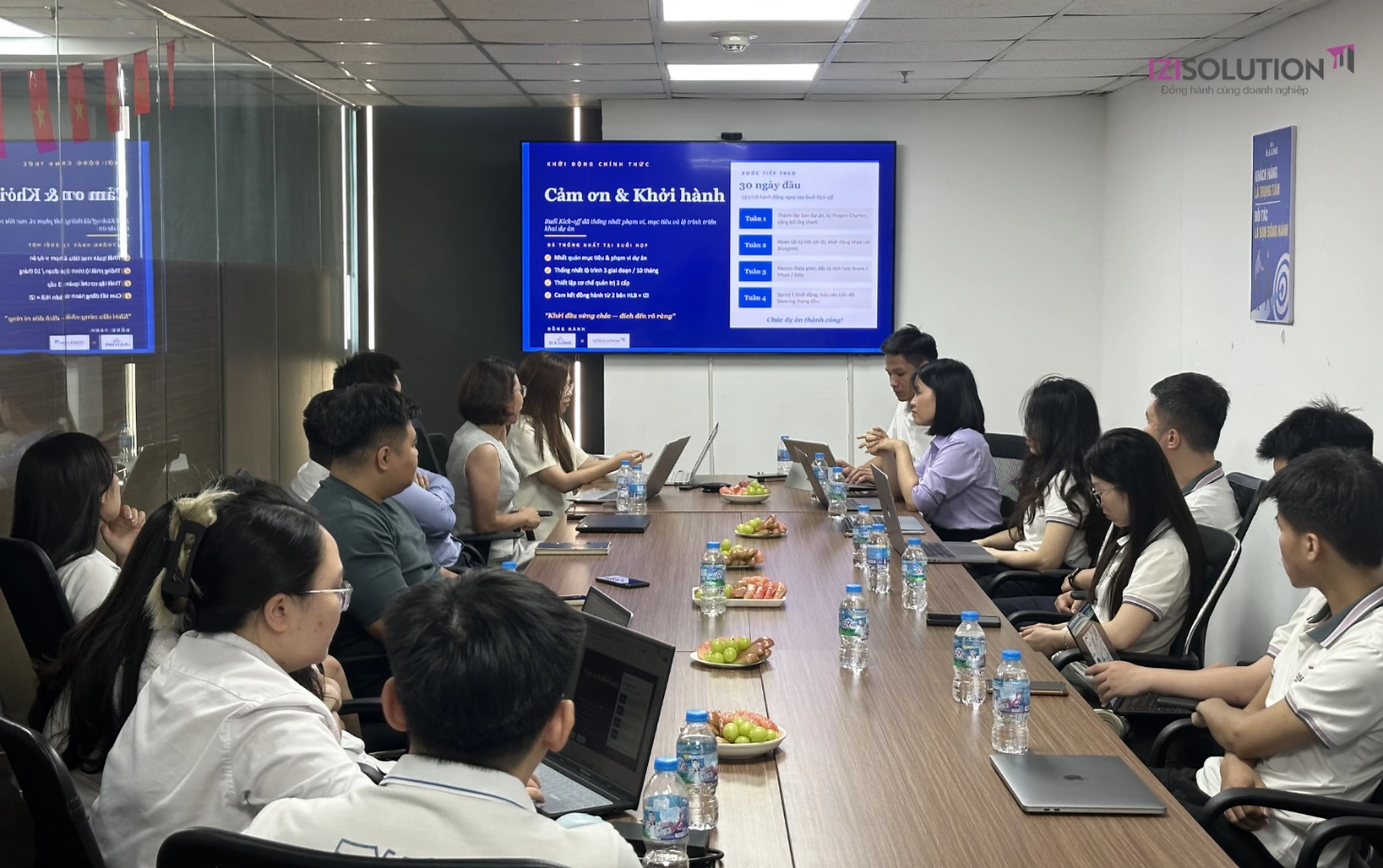 IZISolution và Bia Hạ Long họp thống nhất lộ trình triển khai. Đội dự án IZISolution và Bia Hạ Long họp bàn lộ trình triển khai phần mềm quản lý phân phối iziDMS