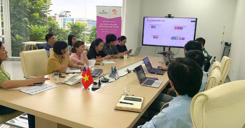 Đội dự án IZISolution và Công ty Nguyễn Hồng thống nhất phạm vi triển khai. Đội dự án IZISolution và Công ty Nguyễn Hồng họp bàn triển khai iziDMS và hệ thống ERP