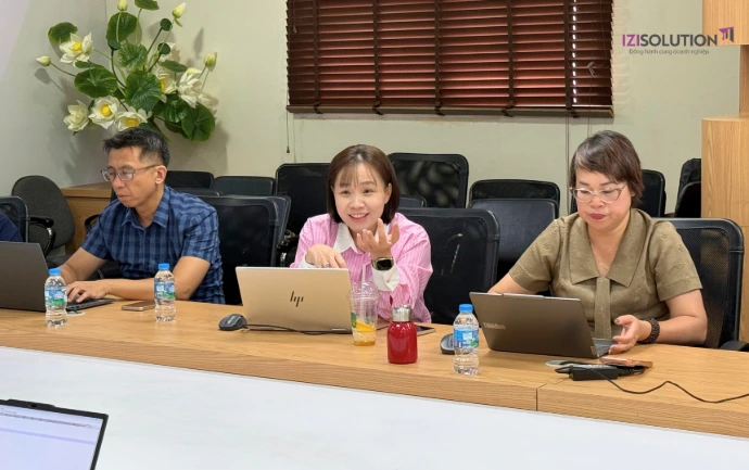 Buổi kick-off giai đoạn 2 tại văn phòng Công ty Cổ phần Đầu tư K&G Việt Nam, ngày 04/09/2026. Đội dự án IZISolution và K&G Việt Nam tại buổi kick-off triển khai phần mềm quản lý bán hàng đa kênh iziDMS